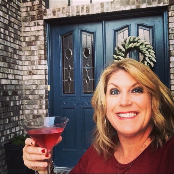 Meet your Posher, Jennifer - Picture 1 of 3